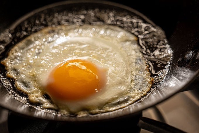 You’ve been lied to about “healthy food.”

The stuff they told you to eat is wrecking your metabolism.

And the foods they told you to fear?
They’re actually healing.

Here are 7 nutrition myths keeping you fat, tired, and inflamed: 🧵

1. Myth: Eggs raise cholesterol