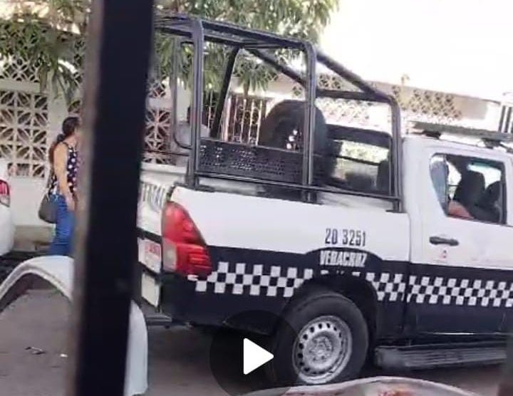 ChismitoJarocho's tweet photo. #ChismitoJarocho AGUAS 📸🎥 #ReporteCiudadano Señalan a elementos de Seguridad Pública de @GobiernoVer de extorsionar y robar a ciudadanos. #Veracruz #BocaDelRio #MedellinDeBravo #Alvarado #PuertoDeVeracruz #VeracruzPuerto #Jarochos #Veracruz2025 @rocionahle #Viral @SP_Veracruz https://t.co/SGrQB7Vt9N
