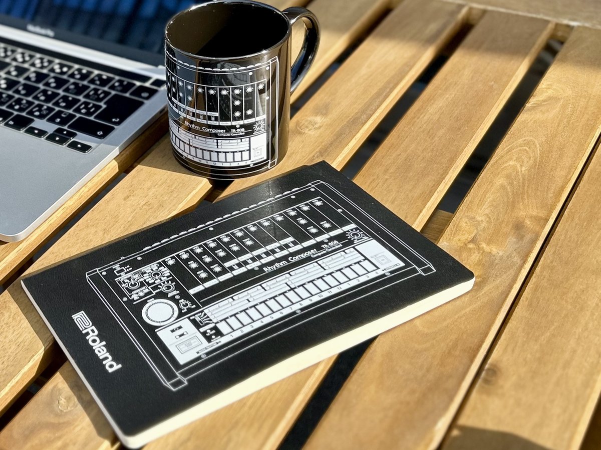 rolandstoretyo's tweet image. #808day を記念に
TR-808オリジナルグッズもチェックを！💁‍♀️

マグカップはブレイクタイムに☕️
ノートはアイデアのメモに✍️
普段使いにぴったりです！

#RolandStoreTokyo でお買い求めいただけます✨

#TR808 #Roland