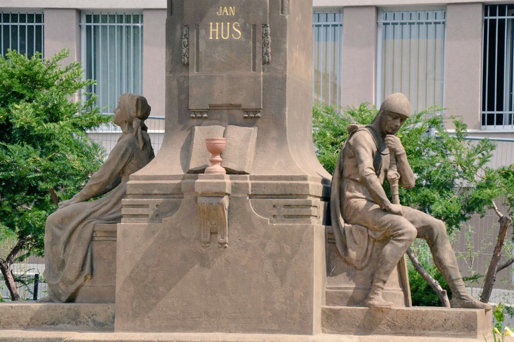 Ani takové téma jako M.J.Hus, uchopené politicky, nevydrží, vyčpí. Meritum věci zneužité politikem se stane překážkou, bojištěm a nakonec ruinou. Branická pískovcová socha od Jindřicha Říhy z r. 1905.
#PrazskeKameny