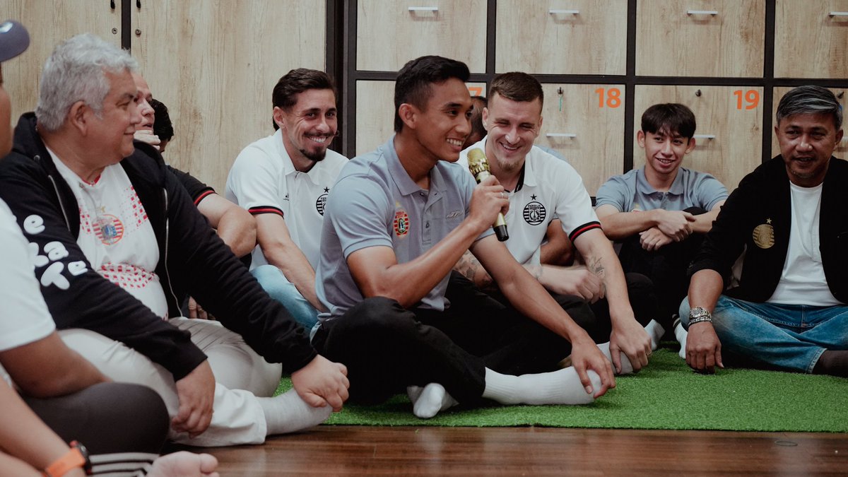 Football Indonesia (@ftblindonesia) on Twitter photo A few Persija players met with The Jakmania representatives ahead of tomorrow’s Super League kick-off.
Franca and Calonego cracking up while Ridho’s talking, like they understand what the captain’s on about 😅
Synergy 🤝
📷: <a href="/Persija_Jkt/">Persija Jakarta</a> A few Persija players met with The Jakmania representatives ahead of tomorrow’s Super League kick-off.
Franca and Calonego cracking up while Ridho’s talking, like they understand what the captain’s on about 😅
Synergy 🤝
📷: <a href="/Persija_Jkt/">Persija Jakarta</a>