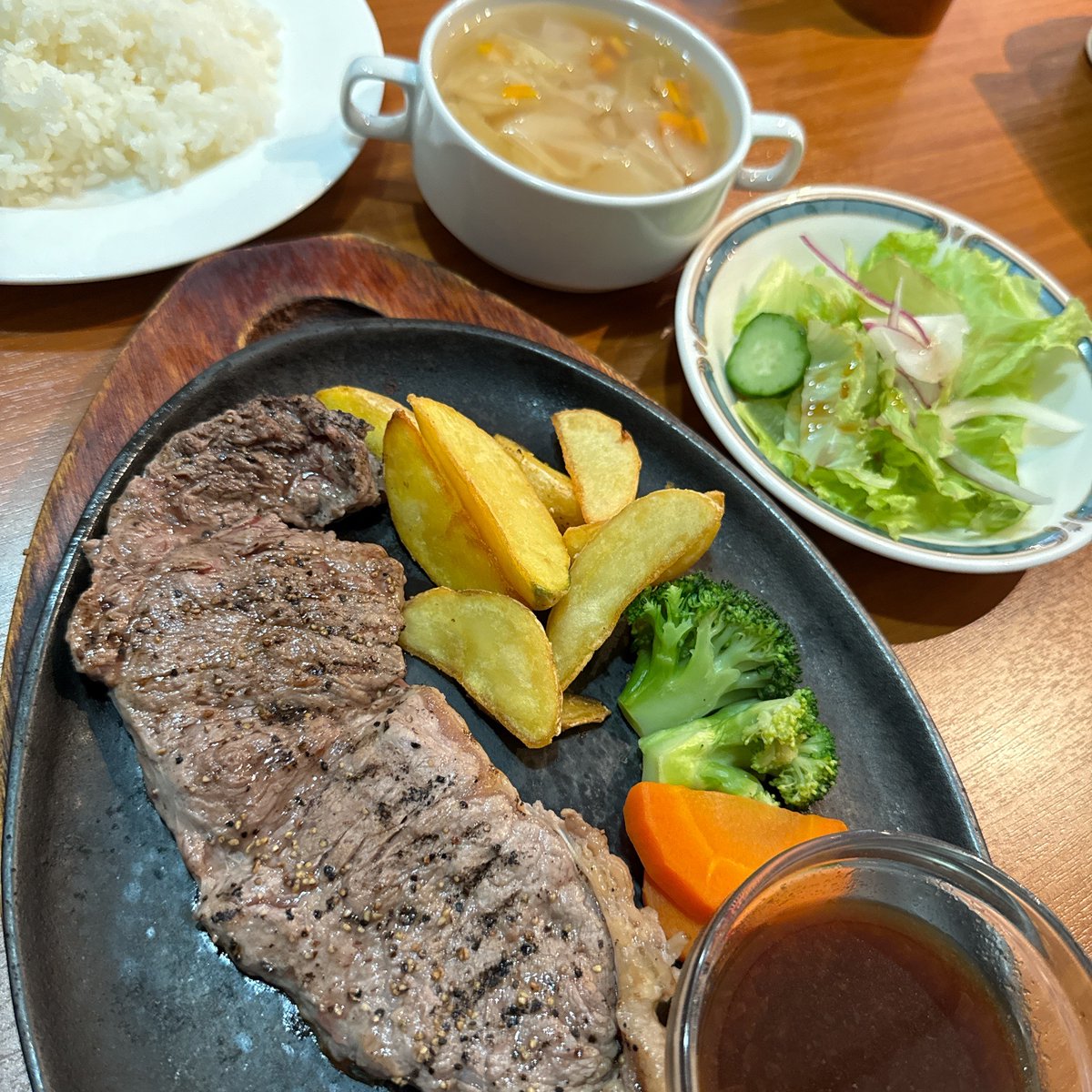 2025年8月7日(木)／12時〜放映
#渋谷愛メッセージおめあり祭
ピックアップがお🐯💛

【渋谷愛メッセージ】
ブリランテさん
リーズナブルなラ
ンチを提供してく
ださって感謝☆ま
た伺いますガォ虎

#ブリランテ　#赤坂陽光ホテル　#おめあり店

#渋谷愛ビジョン #渋谷愛メッセージ