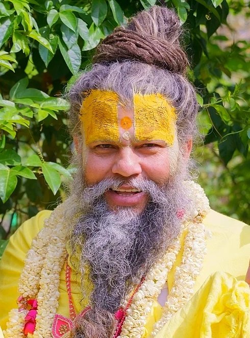 जैसे आलू बुखारा में आलू नहीं होता 
मिट्टी तेल में मिट्टी नहीं होती 
रूह अफजा में रूह नहीं होती 
उसी तरह चमचों में देश भक्ति नहीं होती।
सादर नमन ट्वीटर परिवार 🙏🙏 
राधे राधे 🙏🙏