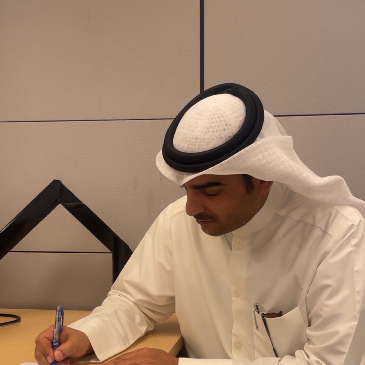 فيك المراجل مالها حدود وقياس
واعدها لكن ما أحصي عددها
قوي باس وطيب راس وفخر ساس
تجمعت بك يوم غيرك فقدها

ابوي الله يمده بالصحة والعافية❤️