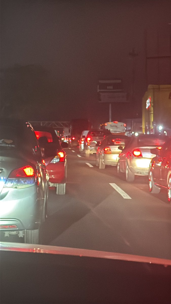 Se entiende que la obra de carretera a chapala va a provocar problemas.  Pero dos horas del Aeropuerto a periférico habla de negligencia e incapacidad  de los responsables de la obra y de la autoridad que debe supervisar. @siop @sict  <a href="/Trafico_ZMG/">TráficoZMGuadalajara</a>
