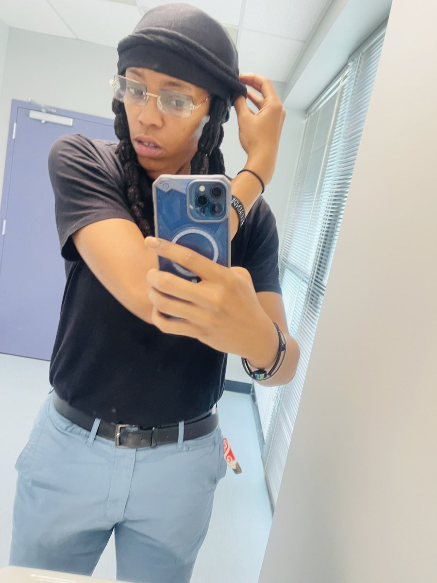 Chel_seemytweet's tweet photo. Clinic Chels 🌹 https://t.co/1famaRXX5M