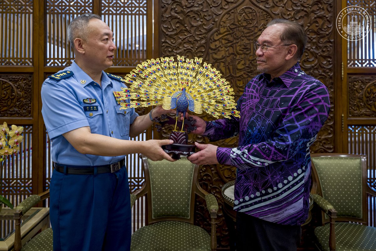 Menerima kunjungan hormat Menteri Pembangunan Peralatan Suruhanjaya Ketenteraan Pusat Republik Rakyat China, Jeneral Xu Xueqiang pagi tadi.

Pertemuan ini menyentuh perkembangan hubungan dua hala Malaysia dan China yang terus mengukuh, khususnya dalam bidang keselamatan dan