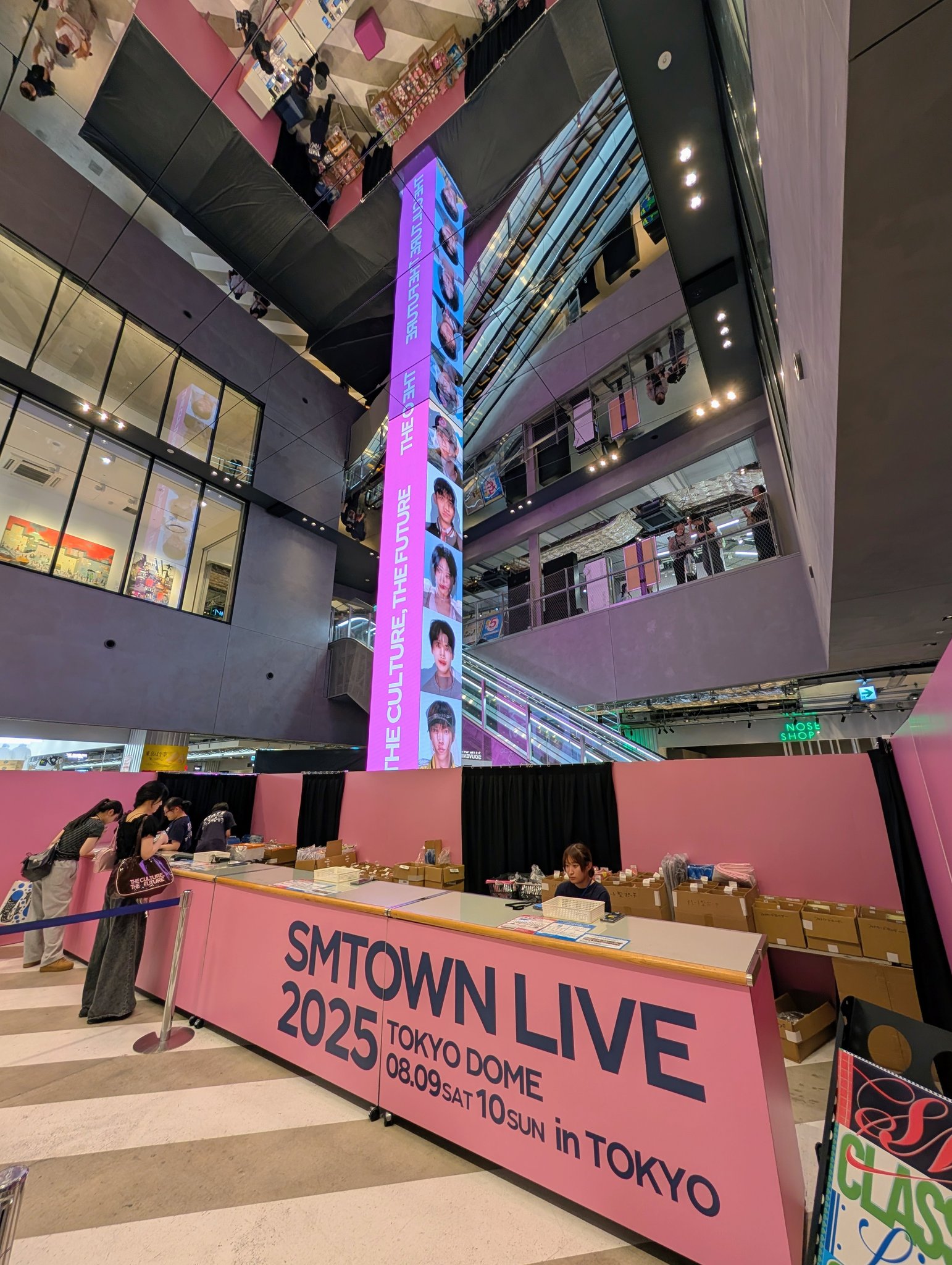 SHINee 直筆サイン入りTシャツ オニュ オンユ SMTOWN 韓国音楽 SHINeeのオンユ - 4thミニアルバム 「CONNECTION