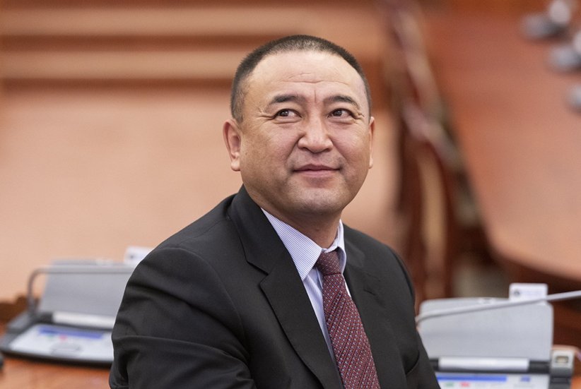 Зуухнууд нь дэлбэрч байхад энэ гүлдийсэн хулгайч найр наадам хэсээд явж байлаа. 
Олон жил сайд хийчээд хэдэн турбин, зуухнуудаа сольж байх нь яасын. Одоо болно огцор