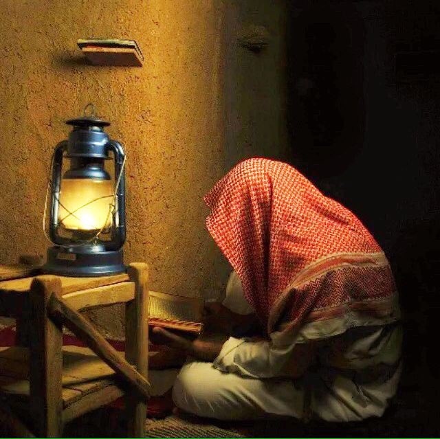 "ولسْتُ أخشى رجوعَ الكفِّ خائبةً
إن كُنْتَ يا مالكَ المُلكِ الذي يُعْطِي"
