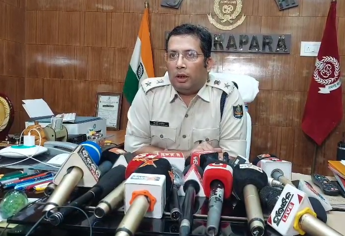 ArgusNews_in's tweet photo. #Kendrapara : Student suicide by self-immolation| SP says an impartial investigation to be done. Post-mortem to be video-graphed. Allegations against ASI Shailendra Palai are being investigated. CCTV cameras at the Police Station will be examined. He will also conduct investigation at the spot today.

#SelfImmolation #Kendrapara #SP #Impartialprobe #ArgusNews