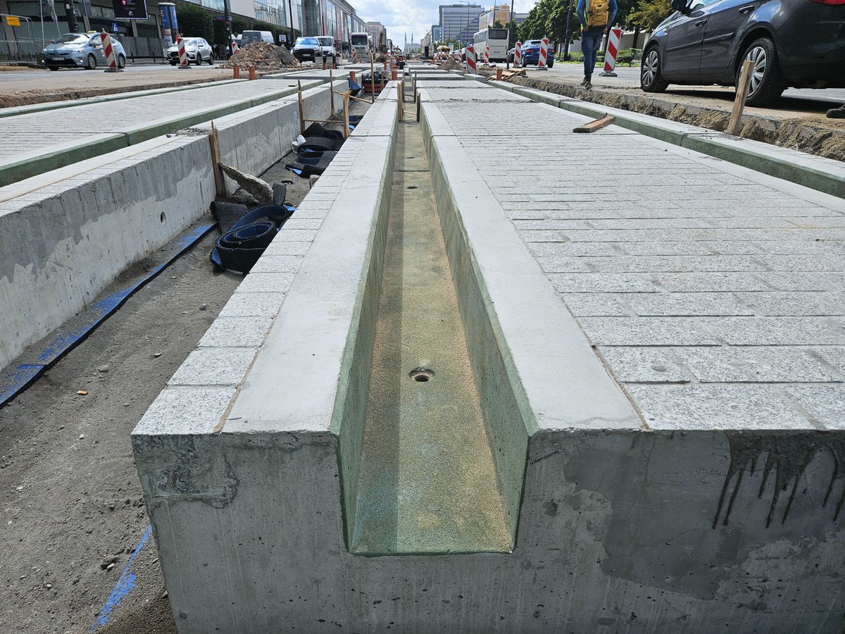 Wzdłuż Marszałkowskiej wykonawca sukcesywnie wykonuje roboty związane z przebudową torowiska:
Na odcinku między Świętokrzyską a rondem Dmowskiego, zachowujemy – w uzgodnieniu z Meditransem – nawierzchnię przejezdną dzięki temu po torowisku, w razie potrzeby, będą mogły poruszać