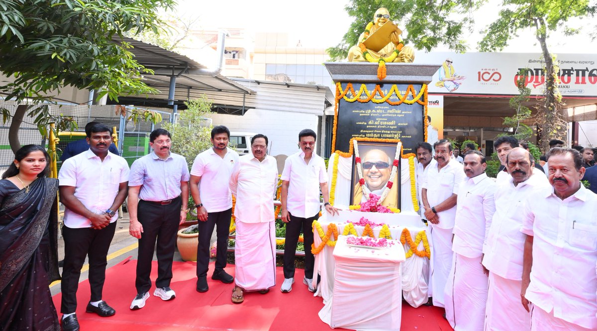 CMOTamilNadu (@cmotamilnadu) on Twitter photo முத்தமிழறிஞர் கலைஞர் அவர்களின் நினைவு நாளையொட்டி சென்னை, முரசொலி வளாகத்தில் அமைந்துள்ள முத்தமிழறிஞர் கலைஞர் அவர்களின் திருவுருச் சிலைக்கு அருகில் வைக்கப்பட்டுள்ள அவரது திருவுருவப் படத்திற்கு மாண்புமிகு முதலமைச்சர் <a href="/mkstalin/">M.K.Stalin</a> அவர்கள் மலர்தூவி மரியாதை செலுத்தினார். முத்தமிழறிஞர் கலைஞர் அவர்களின் நினைவு நாளையொட்டி சென்னை, முரசொலி வளாகத்தில் அமைந்துள்ள முத்தமிழறிஞர் கலைஞர் அவர்களின் திருவுருச் சிலைக்கு அருகில் வைக்கப்பட்டுள்ள அவரது திருவுருவப் படத்திற்கு மாண்புமிகு முதலமைச்சர் <a href="/mkstalin/">M.K.Stalin</a> அவர்கள் மலர்தூவி மரியாதை செலுத்தினார்.