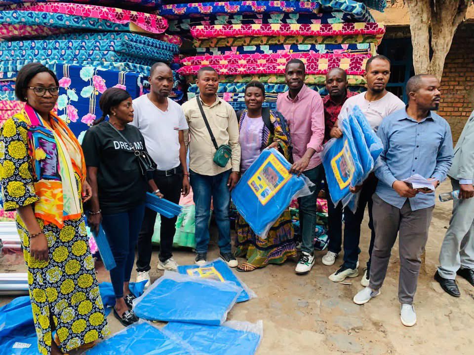 #Bukavu solidarité : maman Mireille mapendo kasahene réconforte les sinistrés d’irambo 2 en vivres et non vivres en date du 06 août 2025,  ce geste humanitaire relève de son attachement sincère à l’endroit de cette population victime d’incendie alarmante.