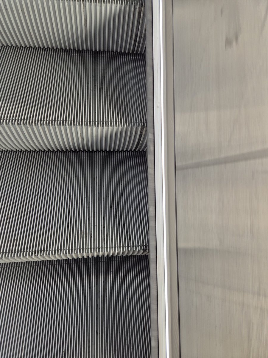 JanAtTwitte_r's tweet image. Letzter Arbeitstag vorm nächsten Urlaub. Natürlich im Büro.