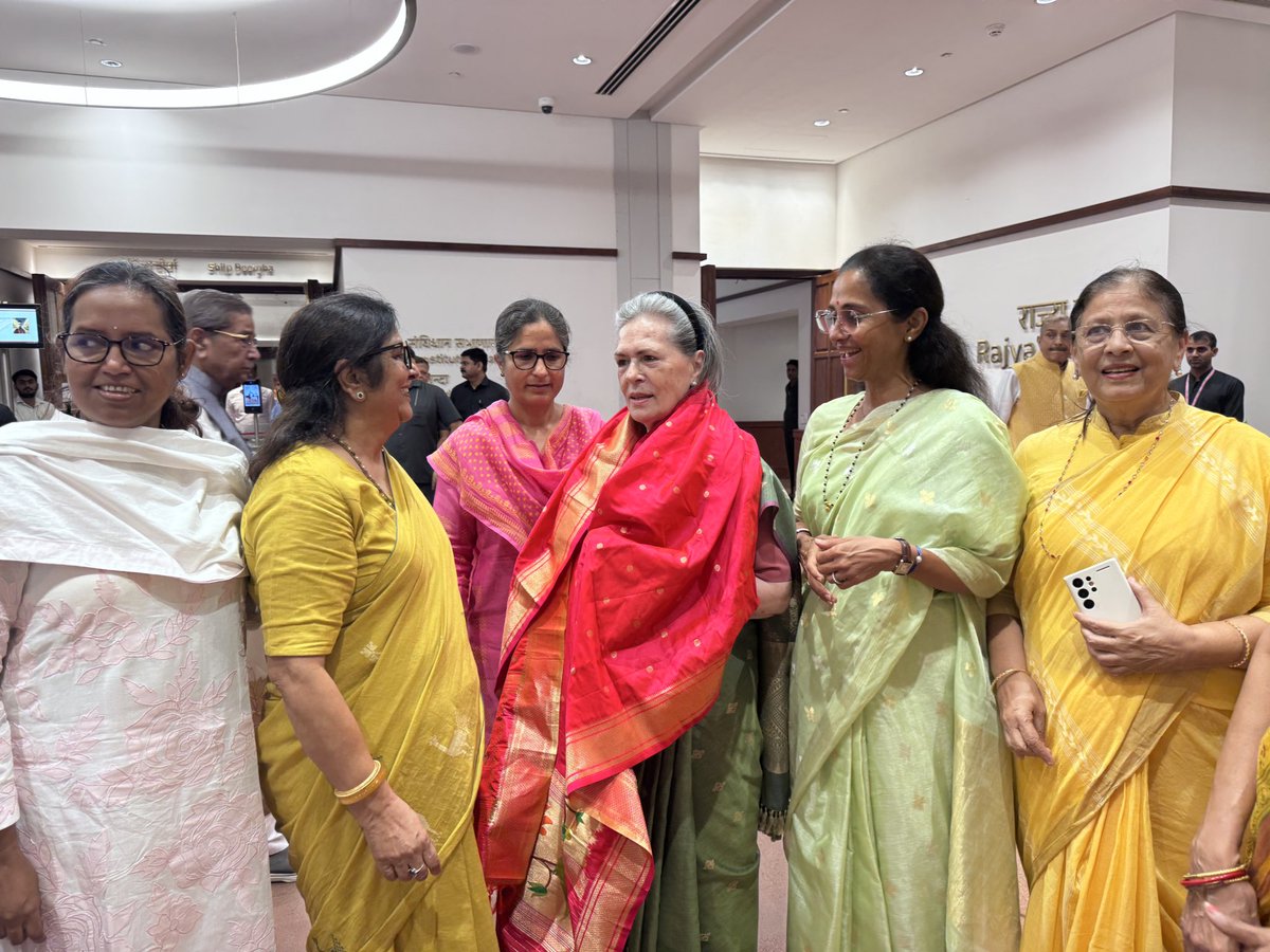 payalmehta100's tweet photo. Women MPs led by @supriya_sule greet Sonia Gandhi on the occasion of #WorldHandloomDay https://t.co/ZshJHBg6gA