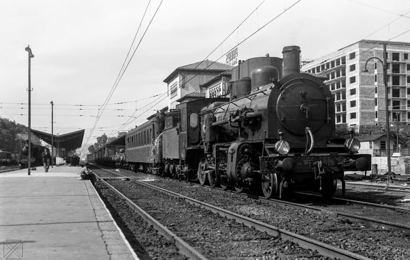 Vitoria Gasteiz, 2 de Octubre de 1959.
El ténder estaba repostando agua.-
Foto : Santiago Arina.