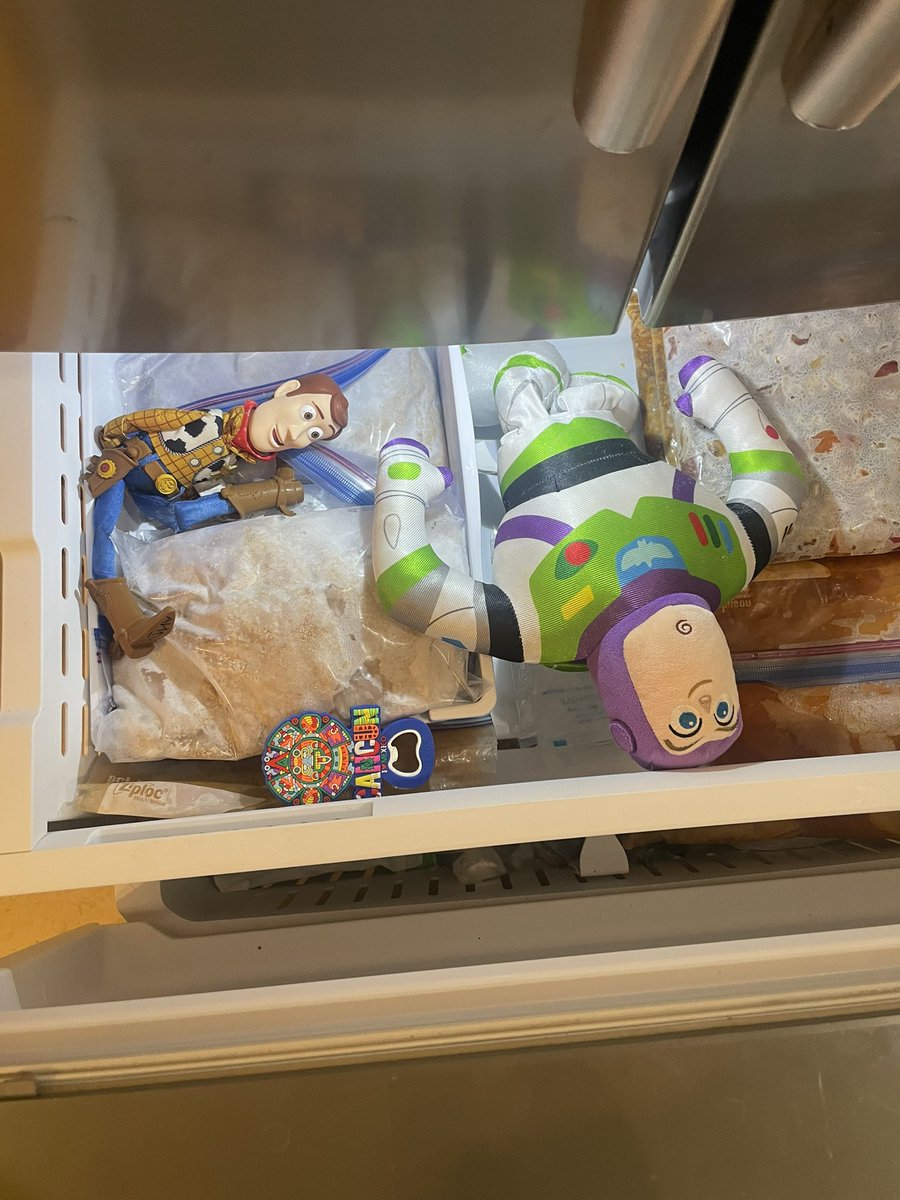 Nunca te aburres de ser mamá, abro el congelador en la noche y “sorpresa” 💙