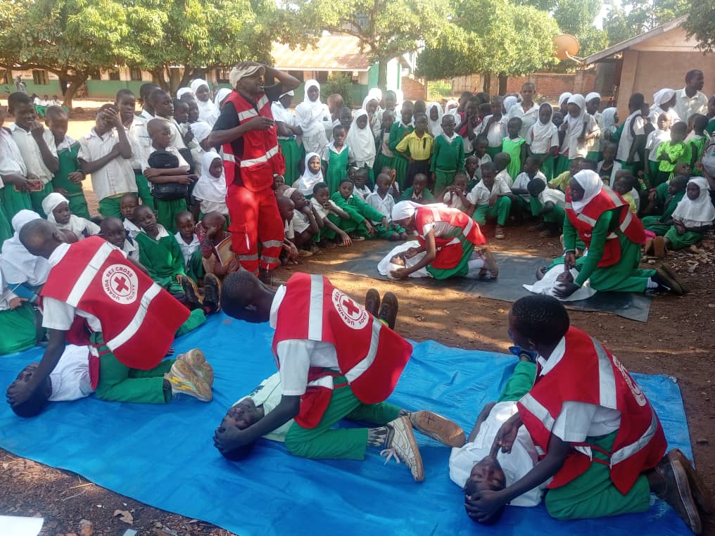 🩸Empowering Young Heroes: First Aid Training at Masindi Islamic Primary School

As part of our youth engagement efforts in schools, junior youths at Masindi Islamic Primary School were equipped with basic first aid skills yesterday. This is a powerful step towards building a
