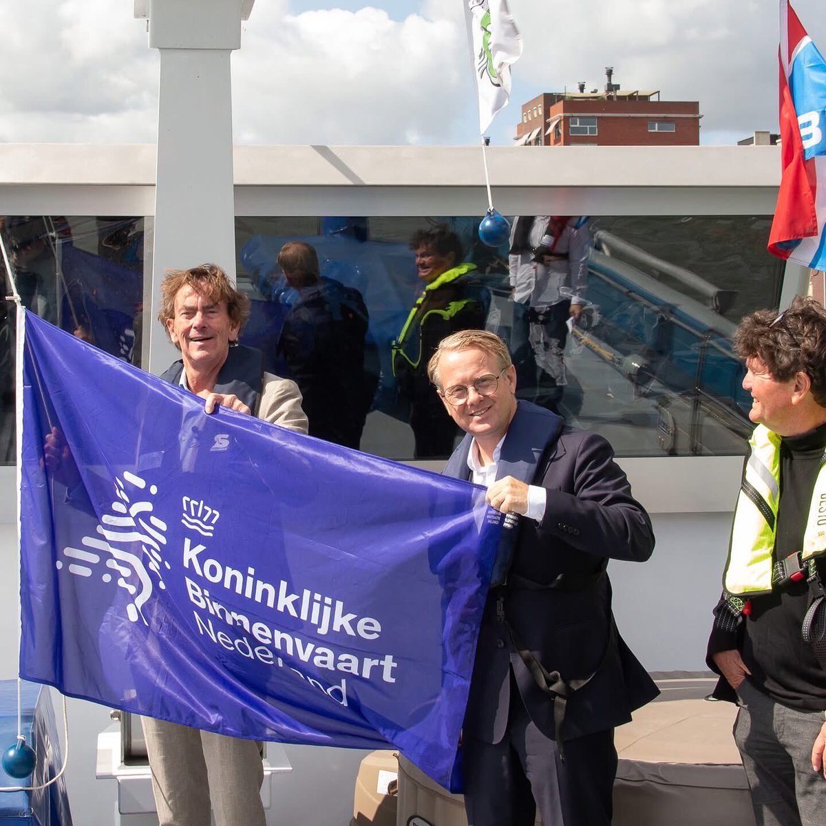 RobertTieman's tweet image. Het borgen van de toekomstbestendigheid van de binnenvaartsector heeft mijn aandacht, want de binnenvaart is van groot belang voor een verbonden Nederland. Er wordt hard gewerkt aan de enorme instandhoudingsopgave van infrastructuur en een hernieuwde positionering van de potentie…