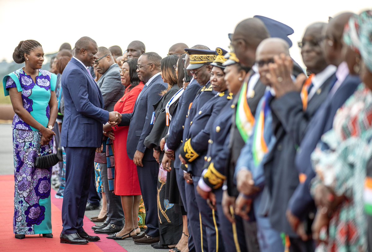 Le Président de la République, <a href="/oliguinguema/">Brice Clotaire Oligui Nguema</a>, accompagné de la Première Dame, Madame <a href="/ZitaOligui/">Zita Oligui Nguema</a>, est arrivé ce mercredi à Bouaké, en Côte d’Ivoire.

Invité par le Président <a href="/AOuattara_PRCI/">Alassane Ouattara</a>, il prend part aux célébrations officielles du 65ᵉ anniversaire de l’indépendance