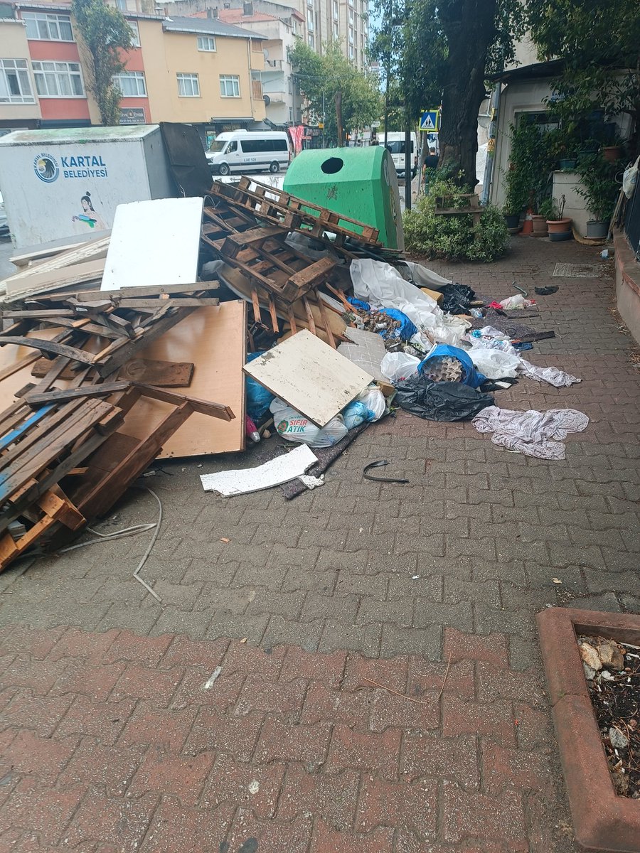 KARTAL BELEDİYESİ
15 gündür bu çöplük böyle soğanlık ugurmumcuya giderken Sakızağacı caddesi kaldırımda yürünmüyor 
Yazılar olsun size sizin belediyeciliğinize,aslinda ne söyleseler hakediyorsunuz,
Çöpleri toplatmaktan bukadarmi acizsiniz.