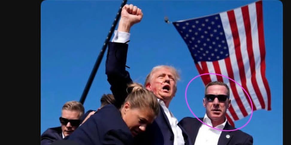 The Guy circled in Red - was an Extra in the 90s TV Show "Frasier".
An Actor. He is NOT in the Secret Service 
Fake Fake Fake
