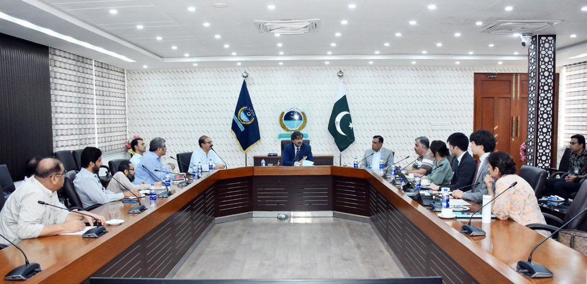 MDWasafsd's tweet photo. واٹر اینڈ سینی ٹیشن ایجنسی (واسا) کے منیجنگ ڈائریکٹر سہیل قادر چیمہ نے جاپان انٹرنیشنل کوآپریشن ایجنسی (جائیکا) کے تین رکنی وفد کے ہمراہ زرعی یونیورسٹی فیصل آباد کے وائس چانسلر ڈاکٹر ذوالفقار علی کے ساتھ ایک اہم اور خصوصی میٹنگ کی۔ اس میٹنگ کا بنیادی مقصد زرعی یونیورسٹی کے احاطے میں ایک جدید اور ماحول دوست ویسٹ واٹر ٹریٹمنٹ پلانٹ کے قیام کے منصوبے پر تفصیلی تبادلہ خیال کرنا تھا، جو نہ صرف پانی کے ضیاع کو روکنے میں مددگار ثابت ہوگا بلکہ زرعی شعبے کے لیے پائیدار ترقی کے اہداف کے حصول میں بھی کلیدی کردار ادا کرے گا۔

منیجنگ ڈائریکٹر واسا سہیل قادر چیمہ نے اس موقع پر خطاب کرتے ہوئے کہا کہ جائیکا کے تعاون سے زرعی یونیورسٹی میں مجوزہ ویسٹ واٹر ٹریٹمنٹ پلانٹ اپنی نوعیت کا ایک منفرد اور اولین منصوبہ ہوگا۔ اس پلانٹ کے ذریعے گندے پانی کو جدید ٹیکنالوجی کے استعمال سے صاف کیا جائے گا، جسے نہ صرف زرعی زمینوں کی آبپاشی کے لیے استعمال کیا جا سکے گا بلکہ یہ پانی مختلف فصلوں کی پیداوار بڑھانے میں بھی اہم کردار ادا کرے گا۔ انہوں نے مزید کہا کہ یہ منصوبہ ماحولیاتی تحفظ، پانی کے وسائل کے بہتر استعمال، اور زرعی تحقیق کے شعبوں میں ایک سنگ میل ثابت ہوگا۔

سہیل قادر چیمہ نے اس بات پر زور دیا کہ ویسٹ واٹر ٹریٹمنٹ پلانٹ نہ صرف عملی طور پر زرعی ضروریات کو پورا کرے گا بلکہ زرعی یونیورسٹی کے طلبہ و طالبات کے لیے ایک مثالی تحقیقی پلیٹ فارم بھی فراہم کرے گا۔ اس پلانٹ کے ذریعے طلبہ کو واٹر ٹریٹمنٹ ٹیکنالوجیز، پائیدار زراعت، اور ماحولیاتی سائنس کے شعبوں میں عملی تربیت اور تحقیق کے مواقع میسر آئیں گے۔ انہوں نے کہا کہ یہ منصوبہ زرعی یونیورسٹی کے تعلیمی اور تحقیقی معیار کو مزید بلند کرنے میں معاون ثابت ہوگا اور طلبہ کو جدید ٹیکنالوجی سے استفادہ کرنے کا موقع ملے گا۔

زرعی یونیورسٹی فیصل آباد کے وائس چانسلر ڈاکٹر ذوالفقار علی نے اس موقع پر جائیکا کے وفد اور منیجنگ ڈائریکٹر واسا سہیل قادر چیمہ کا شکریہ ادا کرتے ہوئے کہا کہ یہ منصوبہ یونیورسٹی کے لیے ایک عظیم پیش رفت ہے۔ انہوں نے کہا کہ ویسٹ واٹر ٹریٹمنٹ پلانٹ کا قیام نہ صرف یونیورسٹی کے تحقیقی پروگراموں کو تقویت بخشے گا بلکہ زرعی شعبے میں پانی کے موثر استعمال کو فروغ دینے میں بھی اہم کردار ادا کرے گا۔ انہوں نے جائیکا کے تعاون کو سراہتے ہوئے کہا کہ اس طرح کے منصوبے پاکستان اور جاپان کے درمیان دوطرفہ تعاون کو مزید مضبوط کریں گے اور ماحولیاتی پائیداری کے اہداف کے حصول میں مددگار ثابت ہوں گے۔

میٹنگ کے دوران جائیکا کے وفد نے منصوبے کی تکنیکی تفصیلات، مالی وسائل، اور اس کے ممکنہ ماحولیاتی و زرعی فوائد پر تفصیلی بریفنگ دی۔ وفد نے یقین دلایا کہ جائیکا اس منصوبے کے لیے جدید ٹیکنالوجی اور اپنی تکنیکی مہارت فراہم کرے گی تاکہ یہ پلانٹ نہ صرف موثر ہو بلکہ طویل المدتی بنیادوں پر پائیدار نتائج بھی دے سکے۔

اس میٹنگ میں شریک تمام فریقین نے اس بات پر اتفاق کیا کہ یہ منصوبہ زرعی یونیورسٹی، واسا، اور جائیکا کے درمیان تعاون کا ایک شاندار نمونہ ہوگا۔ یہ منصوبہ نہ صرف واٹر مینجمنٹ کے جدید طریقوں کو متعارف کروائے گا بلکہ زرعی پیداوار کو بڑھانے اور ماحولیاتی تحفظ کے لیے بھی ایک رول ماڈل کے طور پر کام کرے گا۔

آخر میں، منیجنگ ڈائریکٹر واسا سہیل قادر چیمہ نے اس عزم کا اعادہ کیا کہ واسا اس منصوبے کو کامیابی سے مکمل کرنے کے لیے تمام تر وسائل بروئے کار لائے گا اور زرعی یونیورسٹی کے ساتھ مل کر اسے ایک کامیاب نمونہ بنائے گا۔ وائس چانسلر ڈاکٹر ذوالفقار علی نے بھی یقین دلایا کہ یونیورسٹی اس منصوبے کے لیے مکمل تعاون فراہم کرے گی اور اسے تعلیمی و تحقیقی ترقی کے لیے ایک اہم سنگ میل بنانے میں اپنا کردار ادا کرے گی۔

یہ منصوبہ پاکستان کے زرعی اور ماحولیاتی شعبوں کے لیے ایک نئی راہ ہموار کرے گا اور پائیدار ترقی کے اہداف کے حصول میں ایک اہم پیش رفت ثابت ہوگا۔

#WasteWaterTreatment #SustainableAgriculture #WASA #JICA #AgriculturalInnovation #ResearchAndDevelopment #WaterManagement #EnvironmentalSustainability #PakistanJapanCooperation #UAF #AdvancedTechnology #EcoFriendlySolutions #WaterConservation #CollaborativeInnovation #GreenFuture #SustainableDevelopment #FutureOfAgriculture #WaterForLife #PakistanProgress
