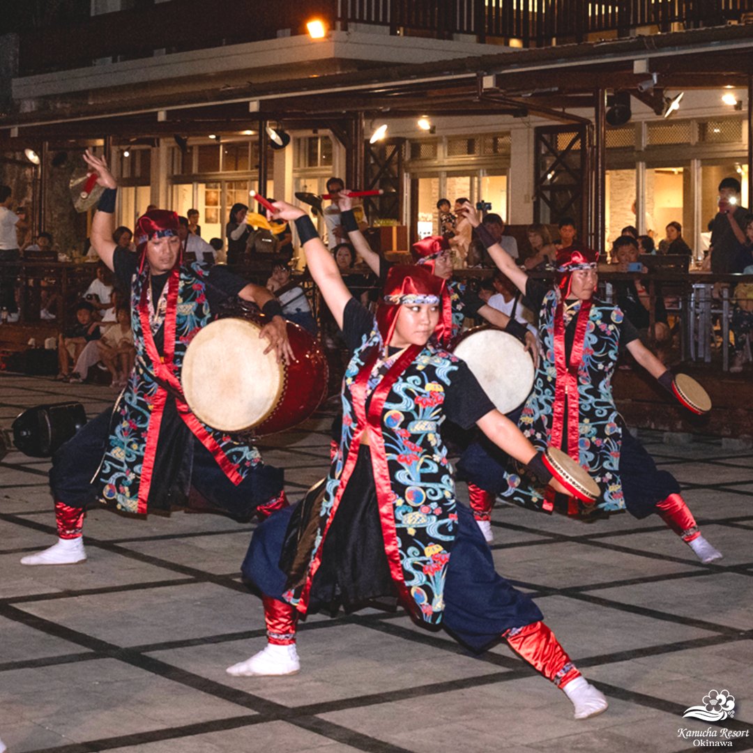 毎年毎年ご好評いただいている
沖縄の伝統芸能「エイサー」の演舞が、
今年もカヌチャにやってきます！

ダイナミックな踊りと響き渡る太鼓の音。
迫力満点の演舞を目の前でご堪能ください🌟

カヌチャの夏を盛り上げるエイサーナイトは、
8月16日（土）　20：05～ガーデンプールにて開催です♪