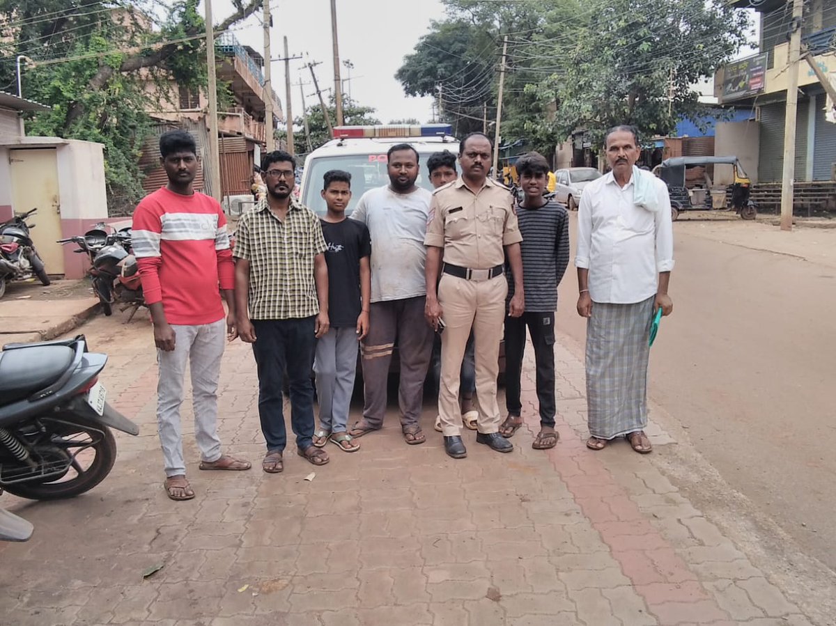 112 Ballari (@112ballari) on Twitter photo 07-08-2025 ರಂದು ಬಳ್ಳಾರಿ ಜಿಲ್ಲೆಯ ಸಂಡೂರು ಪೊಲೀಸ್ ಠಾಣಾ ವ್ಯಾಪ್ತಿಯ ERSS ವಾಹನದ ಸಿಬ್ಬಂದಿಗಳು, ಲಷ್ಮಿಪುರ ಗ್ರಾಮದಲ್ಲಿ ಸಾರ್ವಜನಿಕರಿಗೆ ,ERSS-112 ಬಗ್ಗೆ ಜಾಗೃತಿ ಮೂಡಿಸಿದರು.<a href="/112Karnataka/">112Karnataka</a> <a href="/BallariSp/">SP Ballari</a> 07-08-2025 ರಂದು ಬಳ್ಳಾರಿ ಜಿಲ್ಲೆಯ ಸಂಡೂರು ಪೊಲೀಸ್ ಠಾಣಾ ವ್ಯಾಪ್ತಿಯ ERSS ವಾಹನದ ಸಿಬ್ಬಂದಿಗಳು, ಲಷ್ಮಿಪುರ ಗ್ರಾಮದಲ್ಲಿ ಸಾರ್ವಜನಿಕರಿಗೆ ,ERSS-112 ಬಗ್ಗೆ ಜಾಗೃತಿ ಮೂಡಿಸಿದರು.<a href="/112Karnataka/">112Karnataka</a> <a href="/BallariSp/">SP Ballari</a>