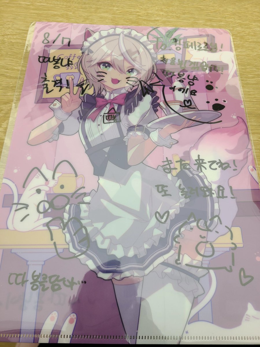 화제의 루리커피(ㄹㄹㅋㅍ) 방문 후기
드립 커피존은 뽑기 가게 안쪽에 있었다. 옆에는 동명의 버츄얼 메이드 카페?였는데 호기심에 들어갔다간 나처럼 미소녀의 귀여움에 홀려 손에는 커피 한 잔과 클리어 파일이 들려있을 것이다
커피는 두 곳 다 베리굿