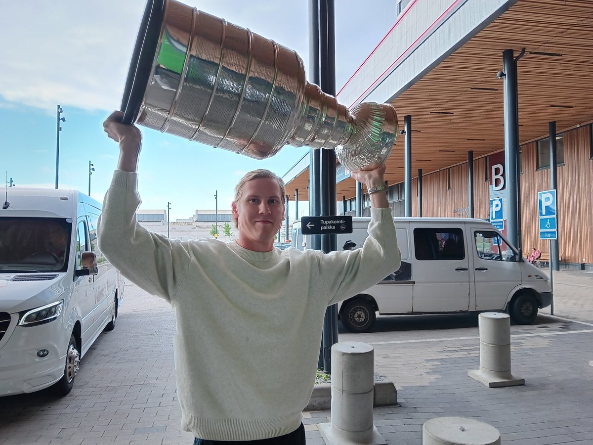 KiSiSiira's tweet image. Poika palasi pohjoiseen. Niko Mikkola toi Stanley Cup -pokaalin Ouluun. Eka etappi Oysissa lastenosastolla. #nhlfi #oulu