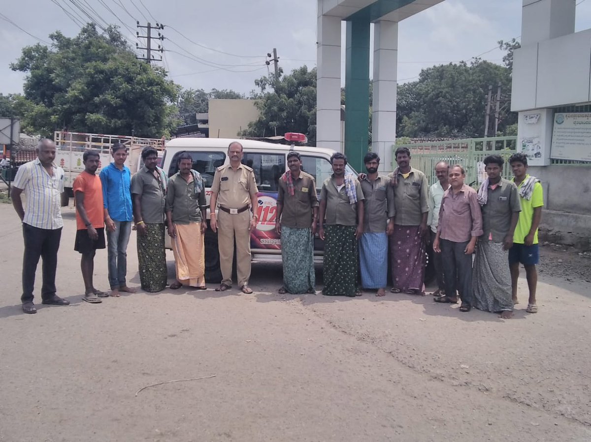 112 Ballari (@112ballari) on Twitter photo 07-08-2025 ರಂದು ಬಳ್ಳಾರಿ ಜಿಲ್ಲೆಯ ಎ.ಪಿ.ಎಂ.ಸಿ ಪೊಲೀಸ್ ಠಾಣಾ ವ್ಯಾಪ್ತಿಯ ಎ.ಪಿ.ಎಂ.ಸಿ ಮಾರ್ಕೆಟ್ ಹತ್ತಿರ ERSS ವಾಹನದ ಸಿಬ್ಬಂದಿಯವರು ,ERSS-112 ಬಗ್ಗೆ ಜಾಗೃತಿ ಮೂಡಿಸಿದರು.<a href="/112Karnataka/">112Karnataka</a> <a href="/BallariSp/">SP Ballari</a> 07-08-2025 ರಂದು ಬಳ್ಳಾರಿ ಜಿಲ್ಲೆಯ ಎ.ಪಿ.ಎಂ.ಸಿ ಪೊಲೀಸ್ ಠಾಣಾ ವ್ಯಾಪ್ತಿಯ ಎ.ಪಿ.ಎಂ.ಸಿ ಮಾರ್ಕೆಟ್ ಹತ್ತಿರ ERSS ವಾಹನದ ಸಿಬ್ಬಂದಿಯವರು ,ERSS-112 ಬಗ್ಗೆ ಜಾಗೃತಿ ಮೂಡಿಸಿದರು.<a href="/112Karnataka/">112Karnataka</a> <a href="/BallariSp/">SP Ballari</a>