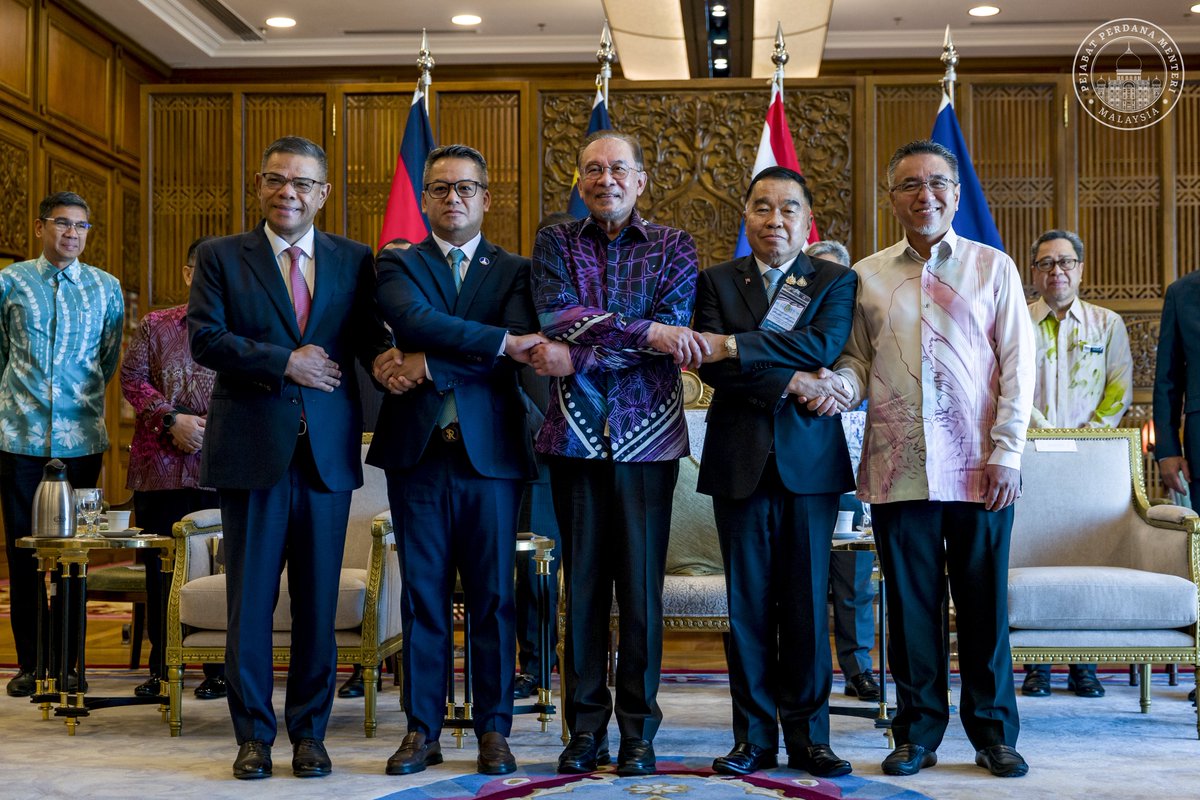 Pagi ini saya menerima kunjungan hormat Timbalan Perdana Menteri merangkap Menteri Pertahanan Kemboja, Jeneral Tea Seiha dan Pemangku Menteri Pertahanan Thailand, Jeneral Nattaphon Narkphanit bersama delegasi masing-masing di Perdana Putra.

Pertemuan ini amat bermakna kerana
