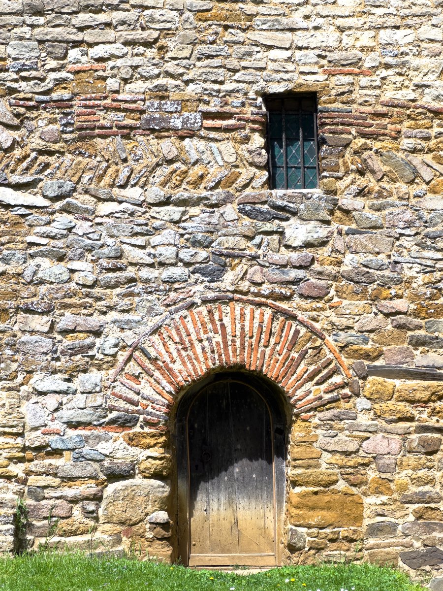fotofacade's tweet image. 😍🫢A door of real beauty. It simply astonishes me to think that the base of the tower at All Saints in Brixworth is Anglo Saxon 7th century. Notice the murmuration of re-used Roman brick tiles in the stone coursing taken from Leicester and Towcester. #thread