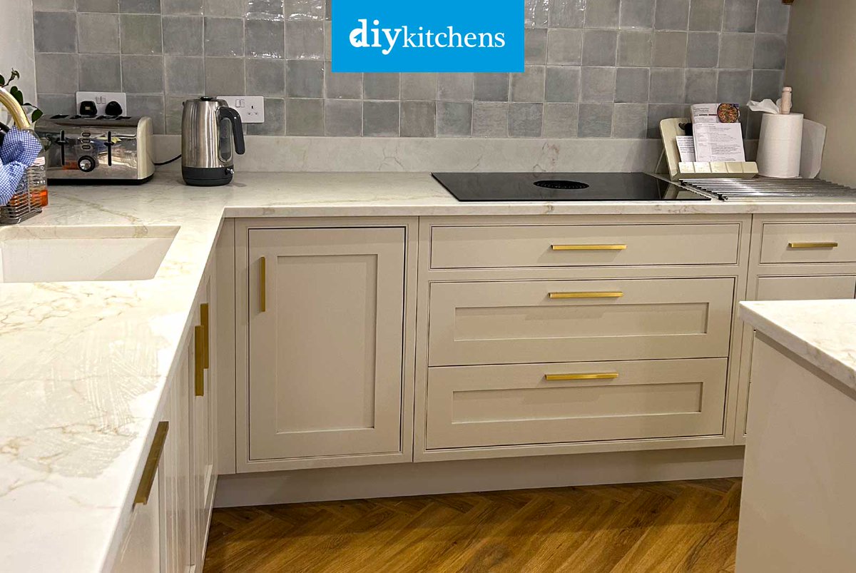 DIY_Kitchens's tweet photo. 🌟 Darren &amp; Chloe from London shows us their completed Innova Helmsley Mussel Inframe  #kitchen, supplied by DIY Kitchens (Ref:4107) - https://t.co/lMhkfaX2cQ

Visit https://t.co/mDGIyY2X5f to see how much you could save on your dream kitchen! 

#helmsley #inframekitchens https://t.co/d501s0WaNT