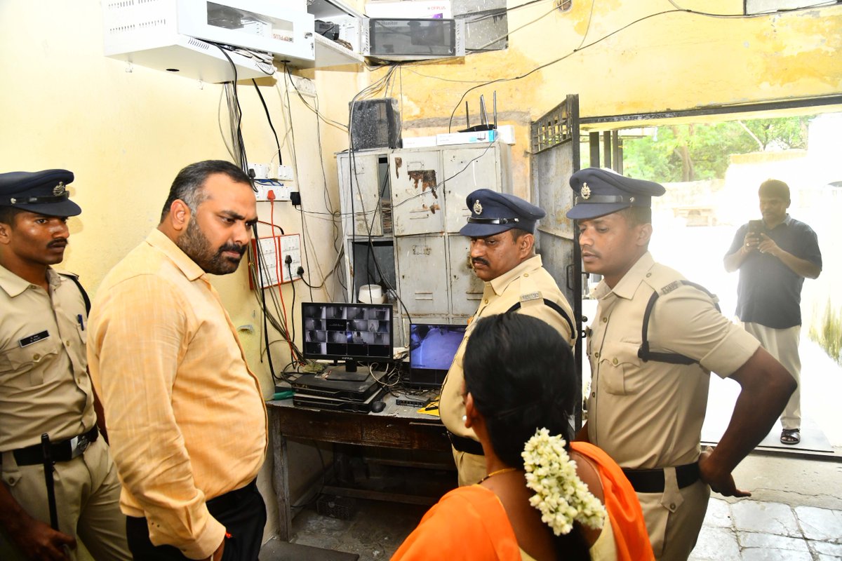 GHMC Commissioner Reviews EVM Godown at Chudibazar Ahead of Elections!!!

GHMC Commissioner inspected the EVM storage godown at Chudibazar today, ensuring strong security protocols, proper ventilation, 24x7 surveillance, and adherence to Election Commission guidelines. 

Special
