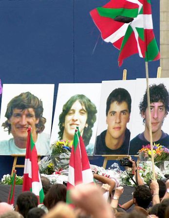 2000/07/08. Patxi Rementería, Ekain Ruiz, Zigor Aranbarrri eta Urko Gerrikagoitia ETAko militanteak hil ziren Boluetan, kotxean zeramaten lehergailuak eztanda egin ostean.

#BilboHariGorria