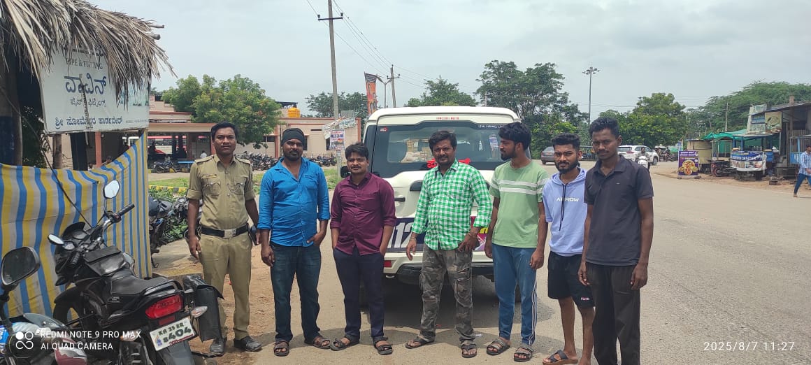 112 Ballari (@112ballari) on Twitter photo 07-08-2025 ರಂದು ಬಳ್ಳಾರಿ ಜಿಲ್ಲೆಯ ಕಂಪ್ಲಿ ಪೊಲೀಸ್ ಠಾಣಾ ವ್ಯಾಪ್ತಿಯ ಕಂಪ್ಲಿ bus ನಿಲ್ದಾಣದ ಹತ್ತಿರ ERSS ವಾಹನದ ಸಿಬ್ಬಂದಿಯವರು ,ERSS-112 ಬಗ್ಗೆ ಜಾಗೃತಿ ಮೂಡಿಸಿದರು.<a href="/112Karnataka/">112Karnataka</a> <a href="/BallariSp/">SP Ballari</a> 07-08-2025 ರಂದು ಬಳ್ಳಾರಿ ಜಿಲ್ಲೆಯ ಕಂಪ್ಲಿ ಪೊಲೀಸ್ ಠಾಣಾ ವ್ಯಾಪ್ತಿಯ ಕಂಪ್ಲಿ bus ನಿಲ್ದಾಣದ ಹತ್ತಿರ ERSS ವಾಹನದ ಸಿಬ್ಬಂದಿಯವರು ,ERSS-112 ಬಗ್ಗೆ ಜಾಗೃತಿ ಮೂಡಿಸಿದರು.<a href="/112Karnataka/">112Karnataka</a> <a href="/BallariSp/">SP Ballari</a>