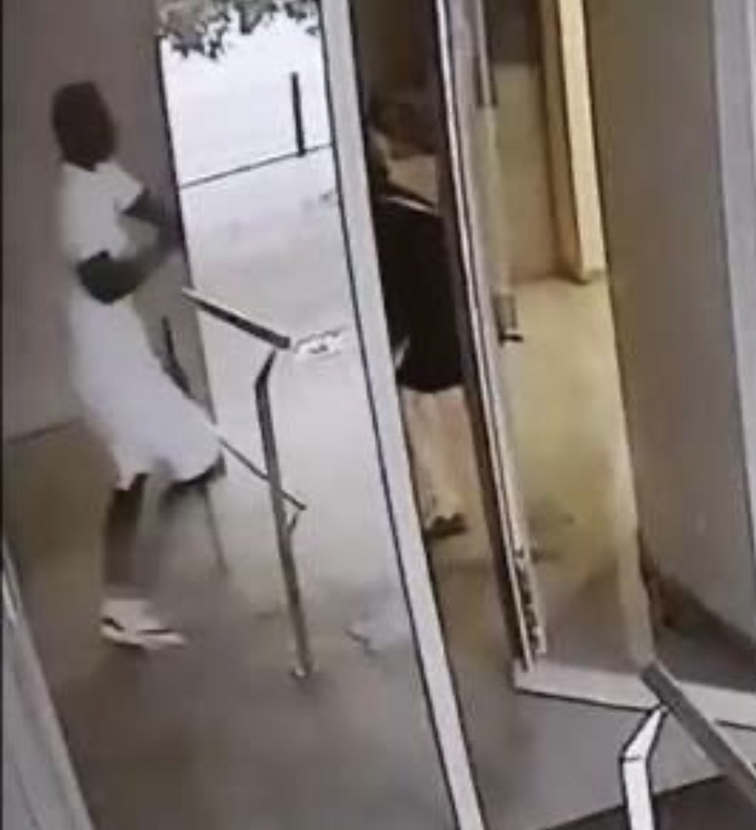 El subsahariano de 32 años que agredió salvajemente a una mujer en el portal de su casa en Girona, la lanzó contra la pared, la pateó y le robó el bolso, y que el juez dejó libre.
Ha vuelto a hacer lo mismo con otra mujer y el juez lo volvió a dejar libre.
…Hasta que mate a una?