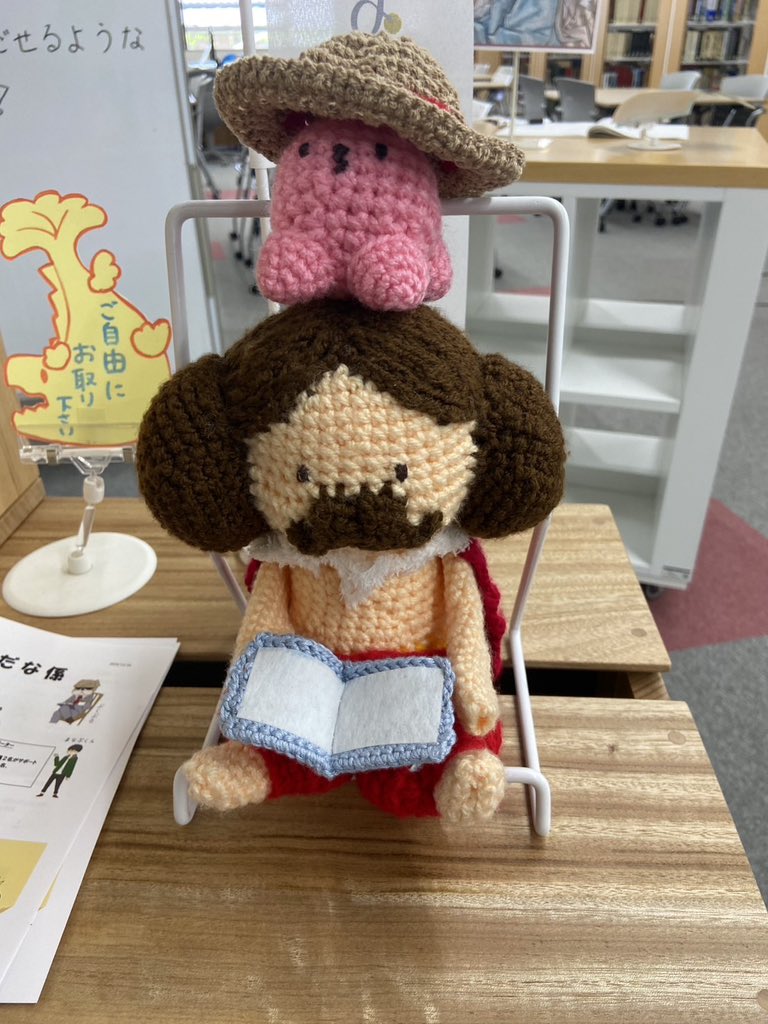 bunkyoshelf's tweet photo. 夏休みが始まりました🌻
きんぐも麦わら帽子を被って夏らしく。おや？隣にいるのは…？

きんぐは何を持ってるっピか？本？…きっとハッピー道具みたいなものだっピね！

（タコ◯ーはスクイーズです。ぜひ触ってみてください✨） https://t.co/IwoSGDC5sz