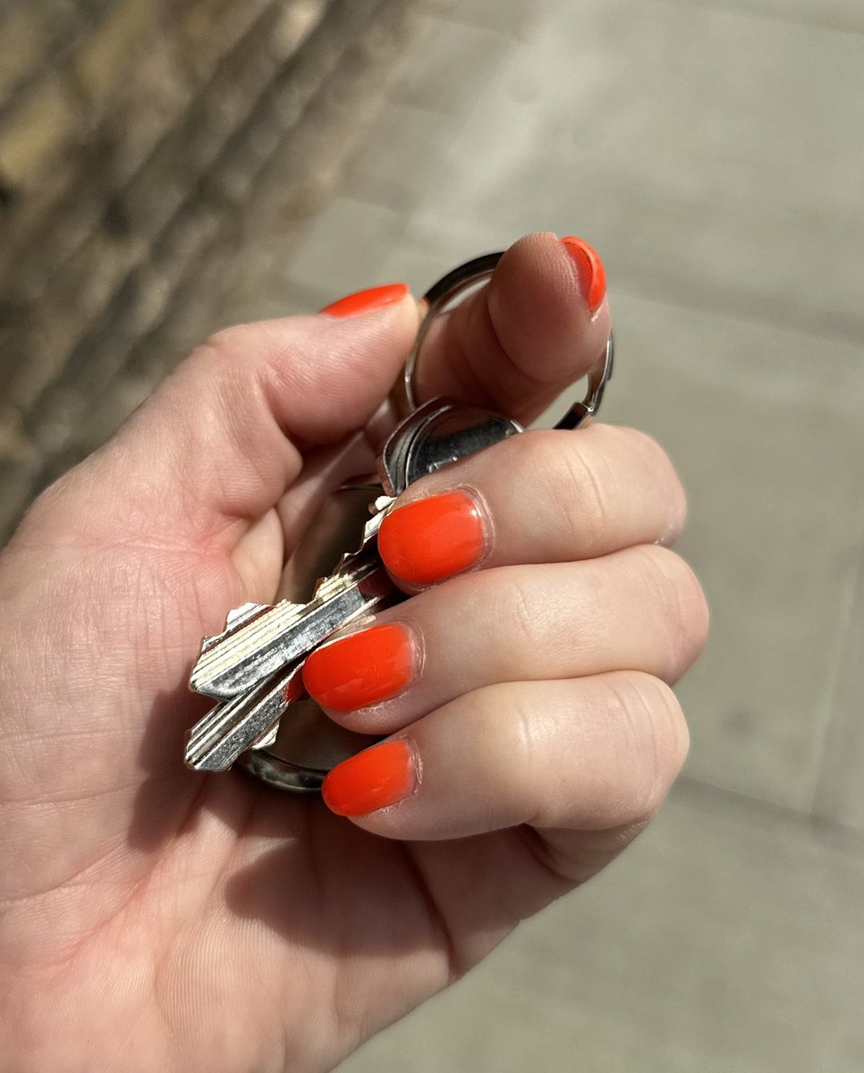 HelpForMovers's tweet image. Keys!! … Moving House? 
Please remember to collect them back … People often hide a spare or leave keys with friends/family for emergencies!
Think about getting the locks changed on your new home too … why not speak to a locksmith for advice 🥰

#helpformovers
