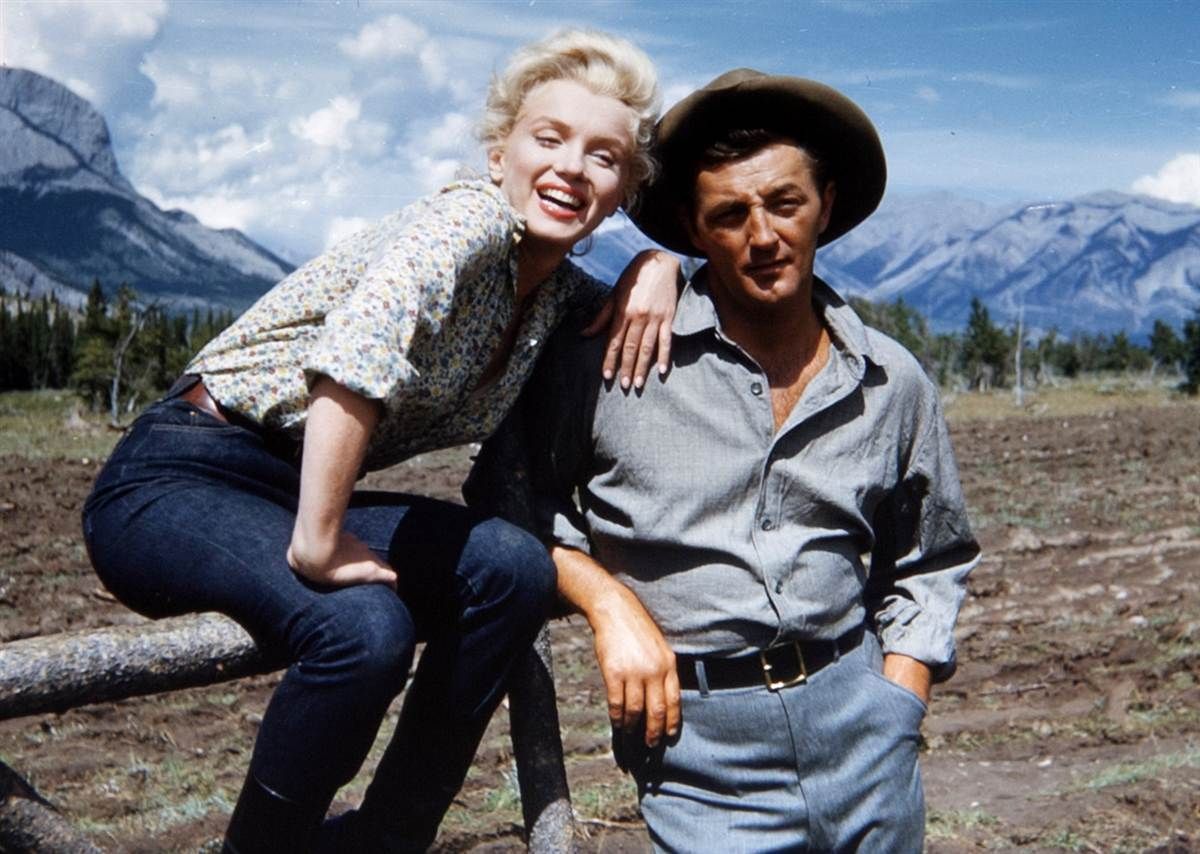 ClassicMovieHub's tweet photo. Marilyn Monroe and Robert Mitchum on the set of River of No Return, 1954... https://t.co/VgbKHnvvJk