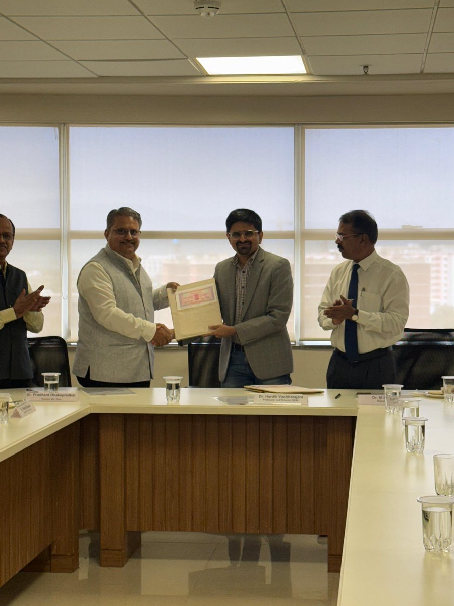 Translating Science into Solutions

A MoU was signed between Agharkar Research Institute and Symbiosis International (Deemed University) on 7 August 2025 to strengthen research collaboration in cutting-edge areas such as bioenergy, nanoscience, climate change mitigation,