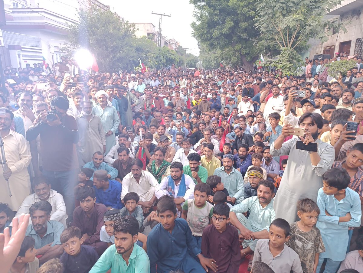 Joined an incredible workers' protests in Faisalabad. Hundreds of workers resisted state repression to demand minimum wage. We have won the battle in Gujranwala &amp; workers in Faisalabad will also win.

We will soon call an opposition conference on workers/farmers/students' rights.