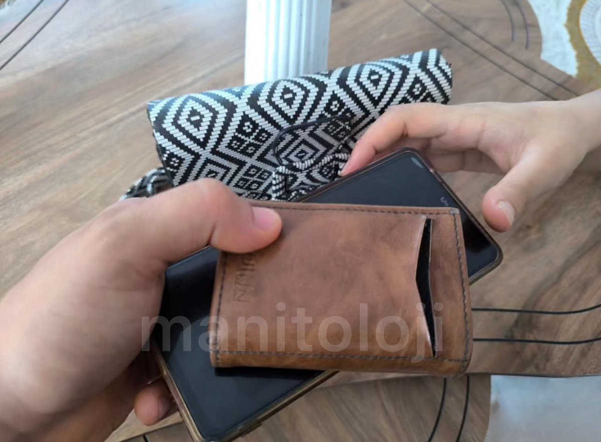 Cüzdanla telefonumu çantana koysana diyen erkek seni seviyorum demese de olur..