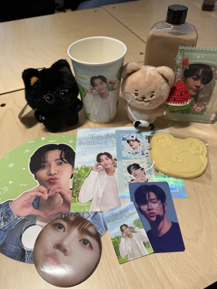 🐻형아 나에게 양보라는걸 해줄 수는 없어? 

절대 미모 양보만큼은 안해주는 형아랑 그래도찍어보겠다고 힘낸 론탱이🩷 구냥이랑 로운 형아 생카 왔어요🐈‍⬛🎂✨

#빛나는_나의_여름_로운아 
#추억을_안겨줘서_고마워