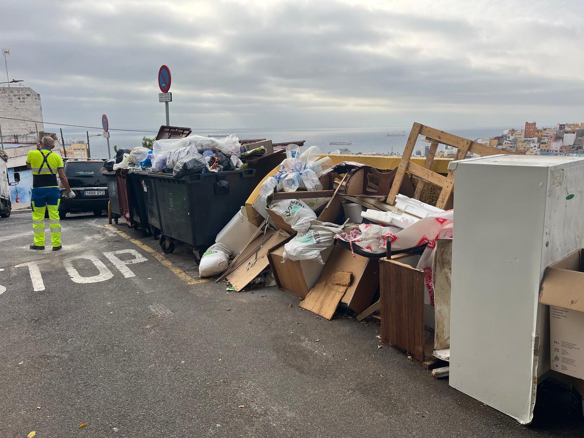 LimpiezaLPGC's tweet photo. Ayer, descomunales vertidos de #escombros y #trastos en #SanFrancisco y #SanNicolás
Ante quienes realizan estos actos solo cabe la denuncia (confidencial)👇🏼
@PoliciaLPA #UMEC:
- medioambiente.policia@laspalmasgc.es
- WhatsApp: 650 609 397 https://t.co/dqxb7FqqcX