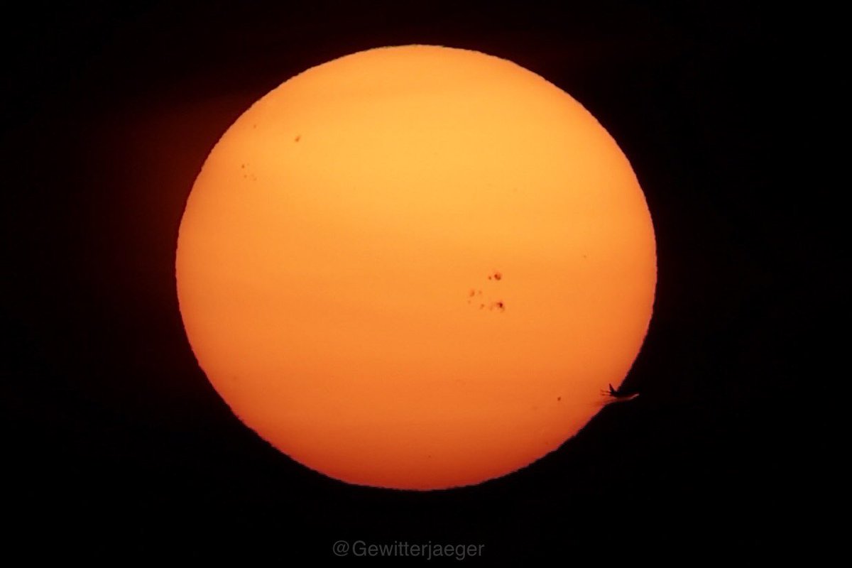 Flugverkehr zum Sonnenuntergang mit Begegnung durch die Sonne. ✈️☀️

Sogar die Sonnenflecken konnte ich eindrucksvoll festhalten, während ein ✈️ vorrüberflog. Faszinierend sind dabei die Triebswerksstrahlen. 

Die Rußpartikel der kandischen Waldbrände sorgten für diffuses Licht.