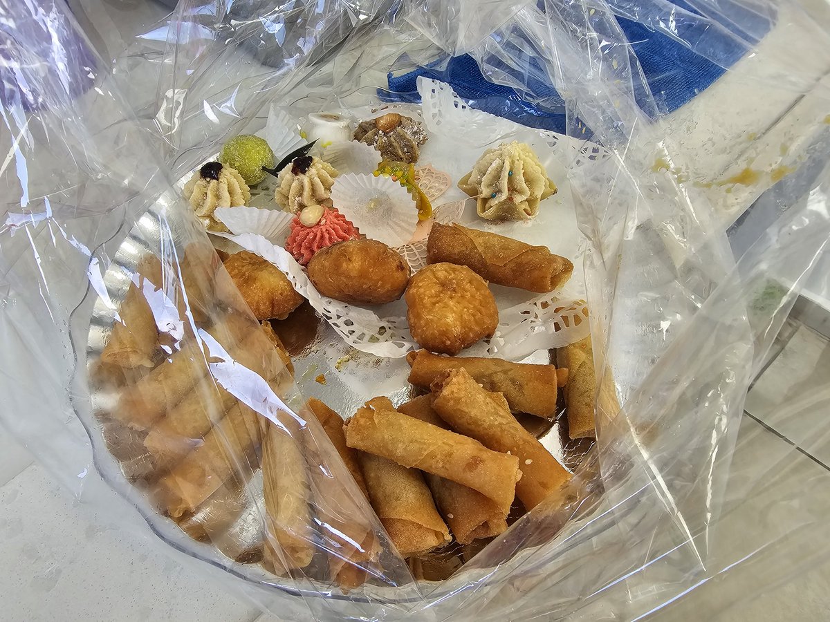 А вас встречали из отпуска марокканскими сладостями ручной работы?
На самом деле у кого-то на работе была помолвка, но сказала, что принесла специально для меня 🤣😋